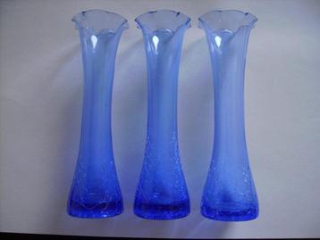 3 Petits vases soliflores en verre bleus très fin , MURANO  