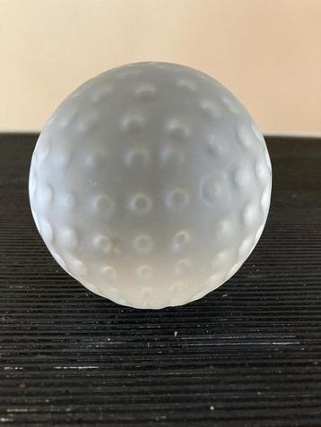 Glazen golfbal, presse papier
