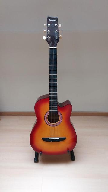 Belle guitare acoustique de 97 cm de haut et 35 cm de large