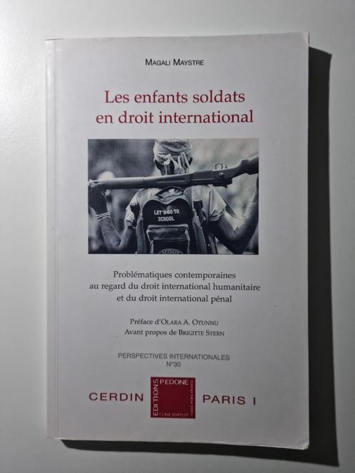 Livres de droit sur les enfants-soldats, Boeken, Oorlog en Militair, Gelezen, Ophalen