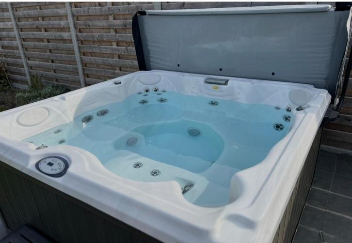 Jacuzzi J235, Tuin en Terras, Bubbelbaden en Hottubs, Zo goed als nieuw, Vast, Afdekzeil, Filter, Pomp, Trap, Ophalen