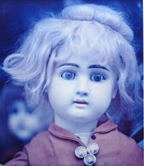 Karin Székessy, 'Blauwe pop', foto, Antiek en Kunst, Kunst | Tekeningen en Fotografie, Ophalen of Verzenden