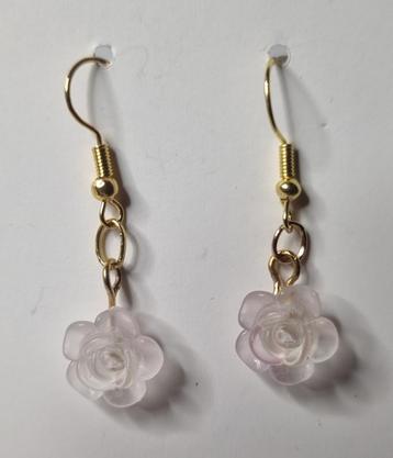 Roze oorbellen met bloemen beschikbaar voor biedingen