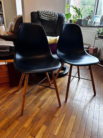 Set van twee zwarte eetkamerstoelen beschikbaar voor biedingen