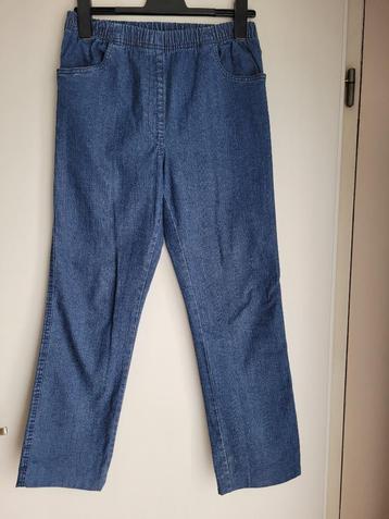 2 JEANS VOOR DAMES beschikbaar voor biedingen