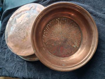 Koperen schaal en vergiet, zeef. beschikbaar voor biedingen