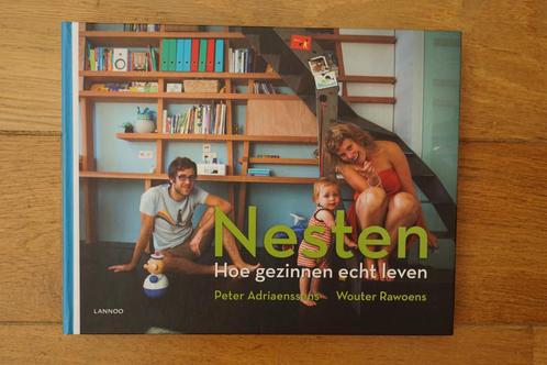 boek Nesten, hoe gezinnen echt leven, Boeken, Zwangerschap en Opvoeding, Nieuw, Opvoeding tot 6 jaar, Ophalen of Verzenden