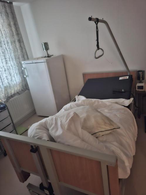 Zorgbed met matras slechts 1 jaar oud, zelden gebruikt, Diversen, Verpleegmiddelen, Zo goed als nieuw, Ophalen