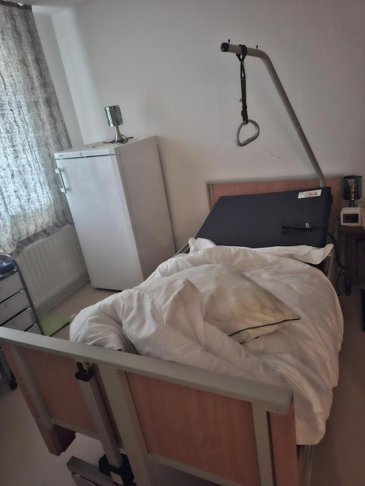 Zorgbed met matras slechts 1 jaar oud, zelden gebruikt, Diversen, Verpleegmiddelen, Zo goed als nieuw, Ophalen