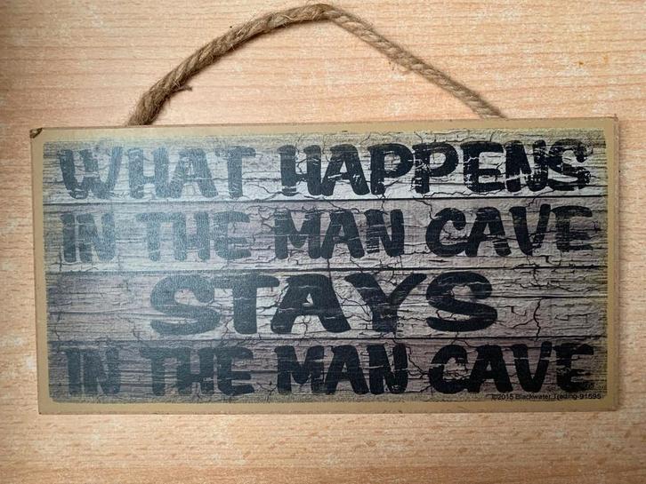 Wooden Plaque – What Happens in the Man Cave Stays in the Ma, Huis en Inrichting, Woonaccessoires | Tekstborden en Spreuken, Zo goed als nieuw
