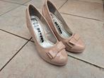 Lichtroze gelaakte chique dames pumps met strikje maat 38, Kleding | Dames, Ophalen of Verzenden, Zo goed als nieuw, Pumps