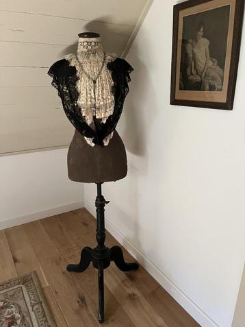 Antieke paspop beschikbaar voor biedingen