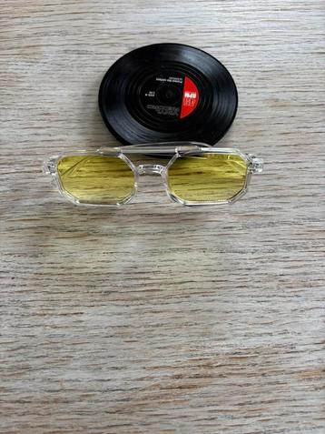 Transparante zonnebril met gele lens beschikbaar voor biedingen