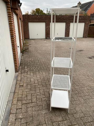 Vitrine schap met glazen schabben beschikbaar voor biedingen