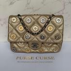 Rabat à médailles métallisé perforé Chanel Paris-Dubai, Bijoux, Sacs & Beauté, Autres marques, Cuir, Enlèvement ou Envoi, Beige