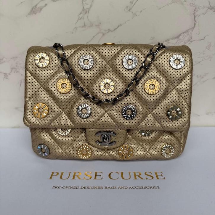 Rabat à médailles métallisé perforé Chanel Paris-Dubai, Bijoux, Sacs & Beauté, Sacs | Sacs à bandoulière, Utilisé, Autres marques