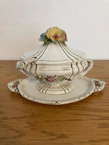 Decoratieve vintage garnituur beschikbaar voor biedingen