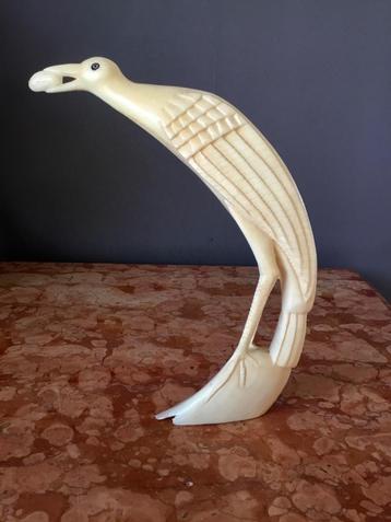 Oiseau sculpté dans une dent de phacochère 22 cm Patrimoine 