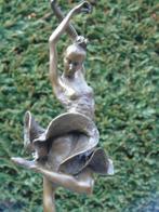 statue d une danseuse de flamenco sur marbre signé ., Bronze, Enlèvement ou Envoi