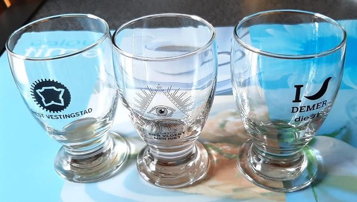 Te koop: Drie mooie glazen uit Diest., Verzamelen, Glas en Drinkglazen, Nieuw, Frisdrankglas, Ophalen