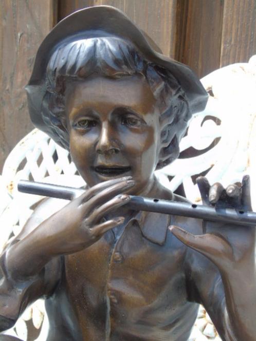Standbeeld van een jongen zittend met een bronzen fluit., Tuin en Terras, Tuinbeelden, Nieuw, Mensenbeeld, Overige materialen