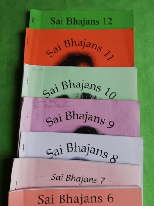 12 Sai bhajans, geniete bundels + muziekcassette + 1 CD, Livres, Ésotérisme & Spiritualité, Utilisé, Autres types, Méditation ou Yoga