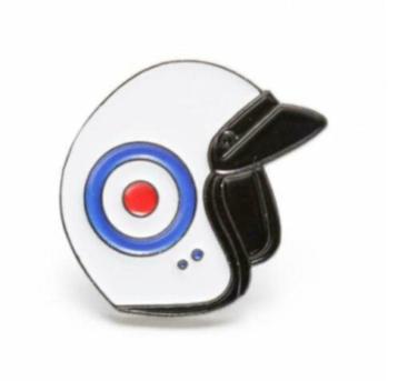 Vespa helm scooter metalen pin - 26 x 23 mm beschikbaar voor biedingen