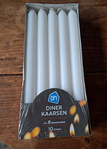 Witte dinerkaarsen  beschikbaar voor biedingen