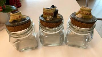 Set van drie glazen potten  beschikbaar voor biedingen