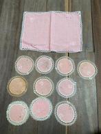 Napperon et 12 sous-verres coin brodé ancien rose blanc, Maison & Meubles, Nappes, Envoi, Utilisé, Rectangle, Intérieur
