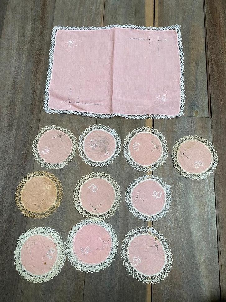 Napperon et 12 sous-verres coin brodé ancien rose blanc, Maison & Meubles, Nappes, Utilisé, Rectangle, Intérieur, Envoi