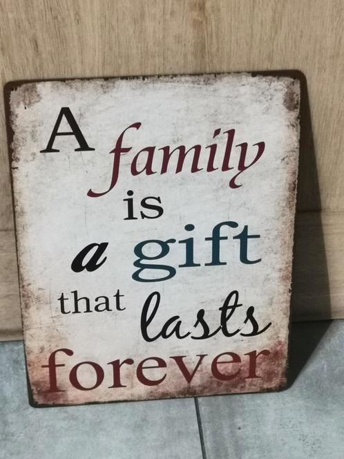 Panneau métallique "A family is a gift that lasts forever ", Huis en Inrichting, Woonaccessoires | Tekstborden en Spreuken, Zo goed als nieuw