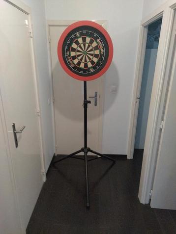 Dartstandaard + gebruikt blade 5 dartsbord + surroundring beschikbaar voor biedingen