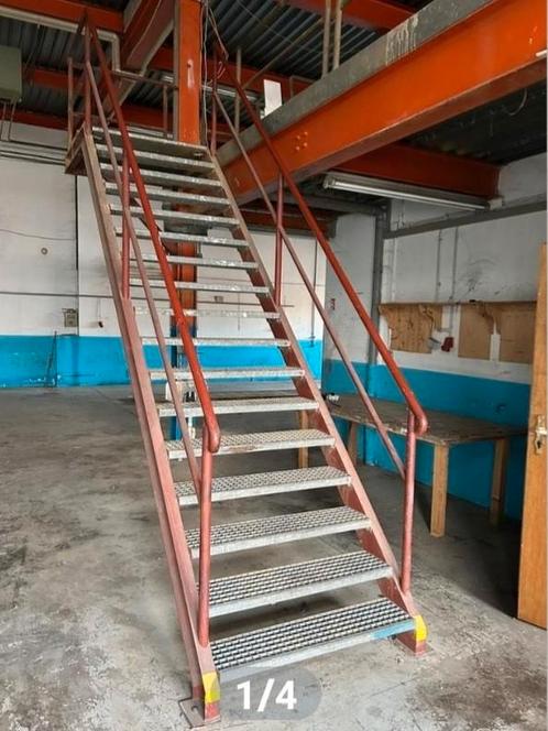 Gezocht metalen trap met platform, Doe-het-zelf en Bouw, Ladders en Trappen, Trap, Ophalen of Verzenden