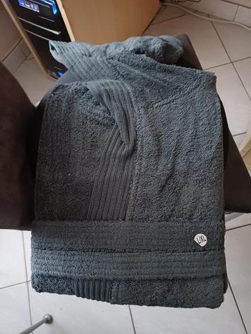 badjas met kap maat L/Xl donkergijze kleur in nieuwstaat beschikbaar voor biedingen