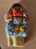 Babyrammelaar, vintage Ernie wantje met rammelaar in, Ophalen of Verzenden, Gebruikt, Rammelaar, Met geluid