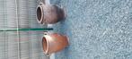 Twee oude smout potten bieden