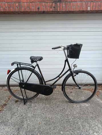 Vrouwenfiets met mandje beschikbaar voor biedingen