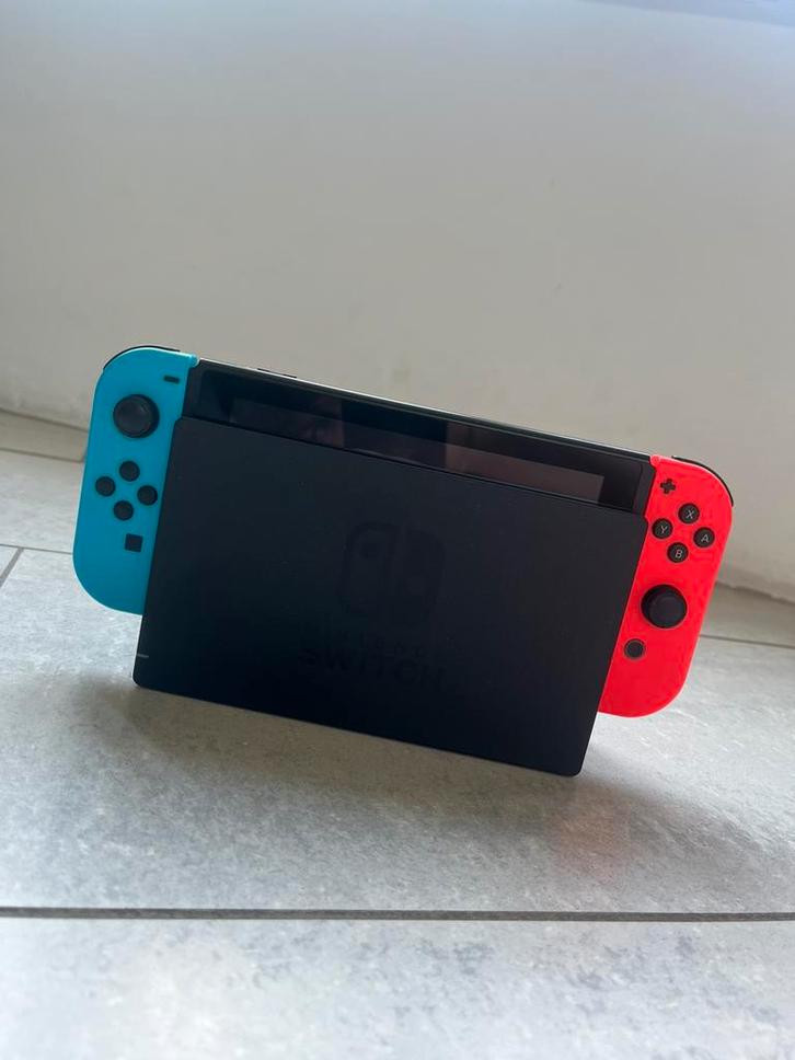Nintendo Switch (blauw/rood) – Goede staat + dock & lader!, Games en Spelcomputers, Spelcomputers | Nintendo Switch, Zo goed als nieuw