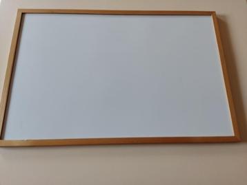 Wit magneetbord beschikbaar voor biedingen