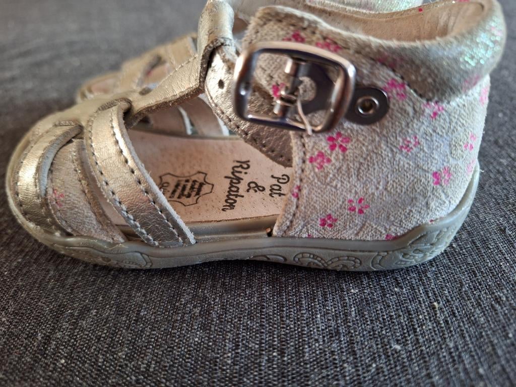 Jolies sandales florales argentées et roses de la marque Pat, Enlèvement ou Envoi, Comme neuf, Autres types, Pat&Ripaton