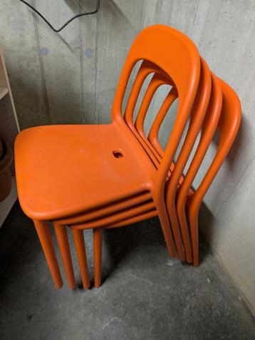 Stapelbare tuinstoelen beschikbaar voor biedingen