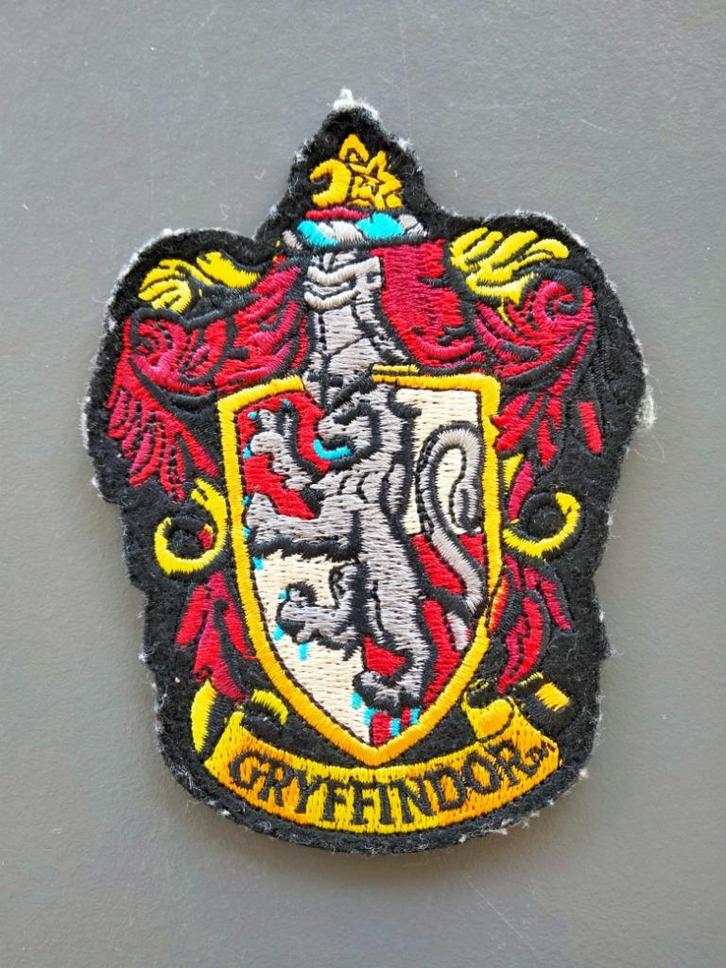 NOUVEAU   écusson brodé  GRYFFINDOR   Harry Potter  10 X 7cm, Collections, Harry Potter, Neuf, Autres types, Enlèvement ou Envoi