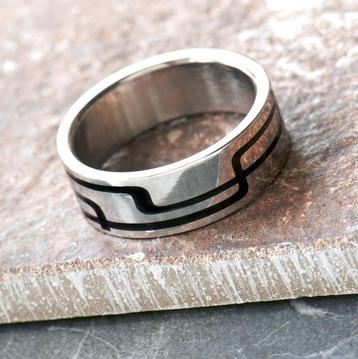 Unisex stainless steel ring met zwart epoxy design beschikbaar voor biedingen