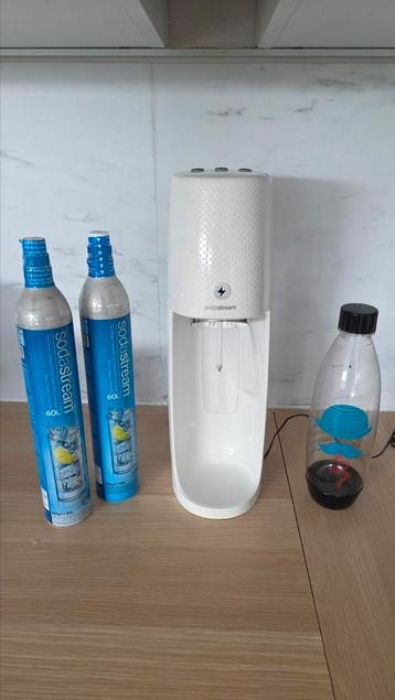 Sodastream met twee volle c02 cilinders  beschikbaar voor biedingen