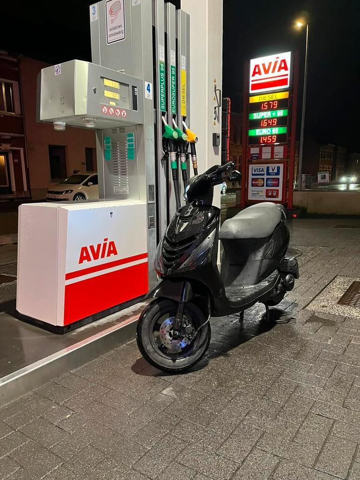 piaggio zip 4t, Fietsen en Brommers, Scooters | Piaggio, Zo goed als nieuw, Zip, Klasse B (45 km/u), Benzine, Ophalen