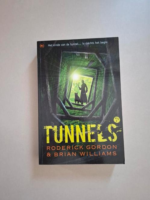 Roderick Gordon & Brian Williams - Tunnels 1, Boeken, Kinderboeken | Jeugd | 13 jaar en ouder, Gelezen, Ophalen
