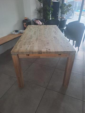 Volhouten eettafel beschikbaar voor biedingen