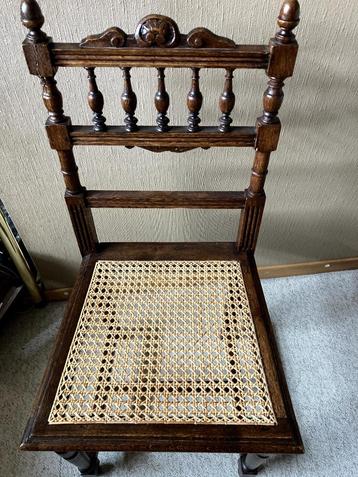 Vier antieke stoelen beschikbaar voor biedingen