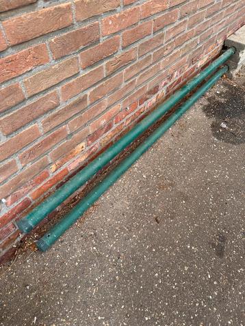 2x Metalen palen met betonnen voet. beschikbaar voor biedingen